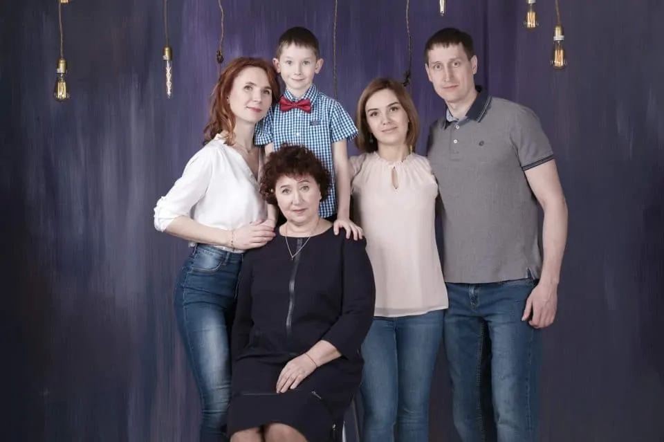 Семейная фотосессия - взрослые дети и внук с мамой и бабушкой
