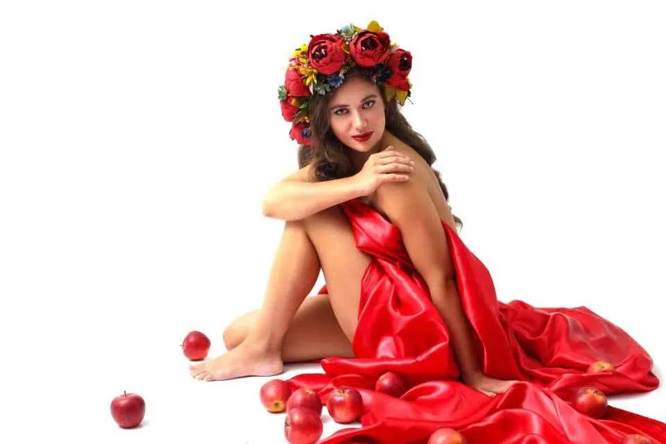 Фотосессия в венке из красных цветов